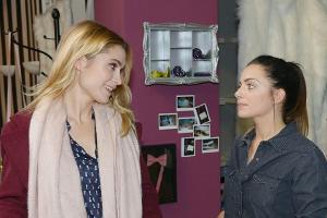 "GZSZ": Sophie (l.) zeigt sich beeindruckt, wie fleißig sich Emily in die Arbeit kniet