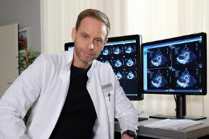 Dr. Kai Hofmann (Julian Weigend) wird ab dem 30. Januar das Sagen in der Sachsenklinik haben
