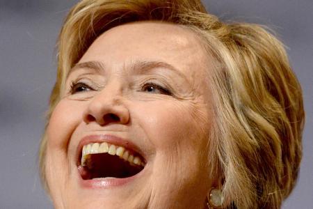 Hillary Clinton sorgte mit ihrem kurzen Grammy-Auftritt für Lacher Hillary Clinton sorgte mit ihrem kurzen Grammy-Auftritt für Lacher
