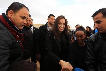 Angelina Jolie beim Besuch eines Flüchtlingscamps in Jordanien mit Tochter Zahara Angelina Jolie beim Besuch eines Flüchtlingscamps in Jordanien mit Tochter Zahara