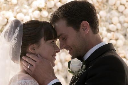 Das Glück von Anastasia (Dakota Johnson, l.) und Christian (Jamie Dornan) soll nicht lange währen Das Glück von Anastasia (Dakota Johnson, l.) und Christian (Jamie Dornan) soll nicht lange währen