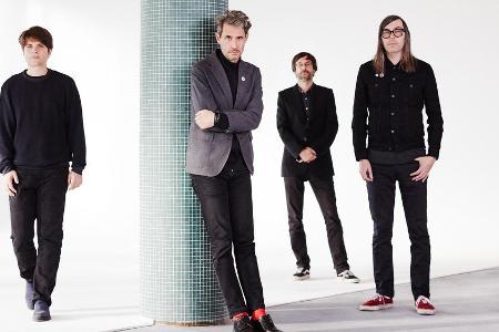 Tocotronic (v.l.): Jan Müller (Bass), Dirk von Lowtzow (Gesang, Gitarre), Arne Zank (Schlagzeug, Keyboard, Gesang) und Rick ... Tocotronic (v.l.): Jan Müller (Bass), Dirk von Lowtzow (Gesang, Gitarre), Arne Zank (Schlagzeug, Keyboard, Gesang) und Rick ...