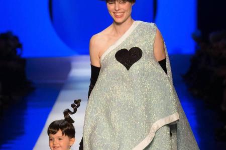 Model Coco Rocha sorgte mit ihrer zweijährigen Tochter Ioni Conran für den niedlichsten Moment der Pariser Couture-Schauen Model Coco Rocha sorgte mit ihrer zweijährigen Tochter Ioni Conran für den niedlichsten Moment der Pariser Couture-Schauen