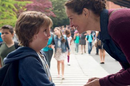 Auggie Pullman (Jacob Tremblay) mit seiner Mutter Isabel Pullman (Julia Roberts) in Auggie Pullman (Jacob Tremblay) mit seiner Mutter Isabel Pullman (Julia Roberts) in