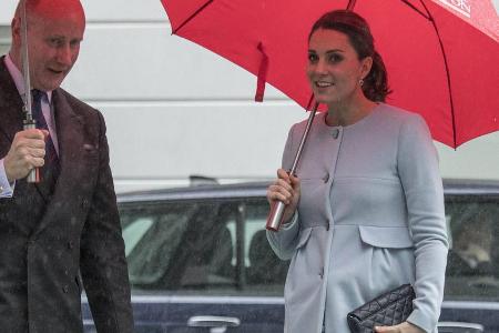 Herzogin Kate steht der Pferdeschwanz hervorragend Herzogin Kate steht der Pferdeschwanz hervorragend