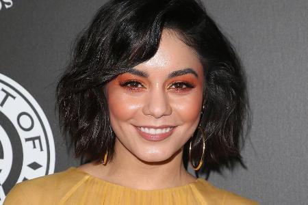 Sängerin Vanessa Hudgens liegt dem mit knalligem Augen Make-up, vollen Augenbrauen und langen Wimpern voll im Trend Sängerin Vanessa Hudgens liegt dem mit knalligem Augen Make-up, vollen Augenbrauen und langen Wimpern voll im Trend