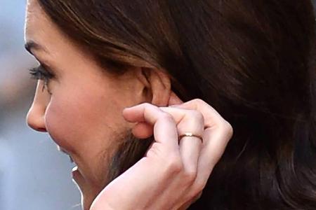 Herzogin Kate trug beim Krankenhaus-Besuch so wenig Schmuck wie möglich Herzogin Kate trug beim Krankenhaus-Besuch so wenig Schmuck wie möglich