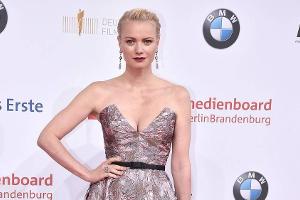 Franziska Knuppe setzt ihre Figur in Szene