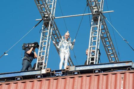 Für Kandidatin Sally entpuppte sich der Vertical Catwalk als echte Herausforderung Für Kandidatin Sally entpuppte sich der Vertical Catwalk als echte Herausforderung