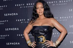 Rihanna im hautengen Lederkleid: Nur nicht zu viel bewegen!