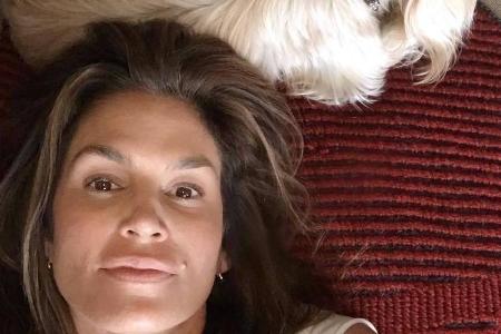 Cindy Crawford kuschelt mit ihrem Hund Cindy Crawford kuschelt mit ihrem Hund