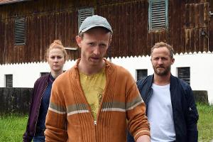"Schwarzach 23 und der Schädel des Saatans": Alois Zidinger (David Zimmerschied, M.) will Anna (Marlene Morreis, l.) und Fra...