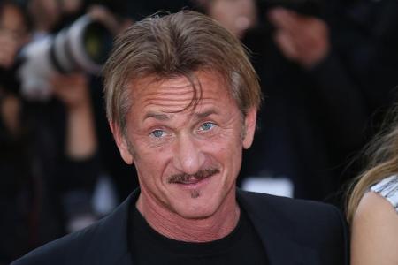 Sean Penn ist jetzt unter die Autoren gegangen - seine Promifreunde feiern ihn Sean Penn ist jetzt unter die Autoren gegangen - seine Promifreunde feiern ihn