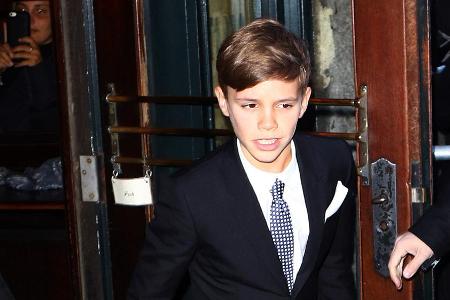 Romeo Beckham hat den schicken Zwirn gegen sein Tennis-Outfit eingetauscht Romeo Beckham hat den schicken Zwirn gegen sein Tennis-Outfit eingetauscht