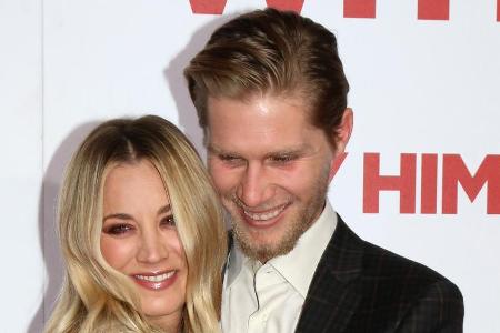 Kaley Cuoco mit ihrem Verlobten Karl Cook auf einem Event Kaley Cuoco mit ihrem Verlobten Karl Cook auf einem Event