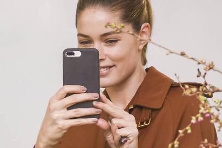 Model Doutzen Kroes beweist: Ockerbraun passt auch blassen Hauttypen Model Doutzen Kroes beweist: Ockerbraun passt auch blassen Hauttypen