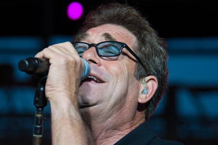 Huey Lewis bei einem Auftritt in Kalifornien Huey Lewis bei einem Auftritt in Kalifornien
