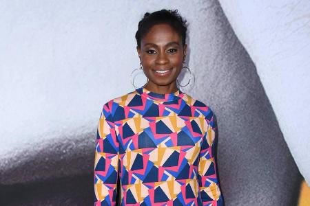 Adina Porter ließ sich in diesem bunten Kleid von den Fotografen ablichten Adina Porter ließ sich in diesem bunten Kleid von den Fotografen ablichten