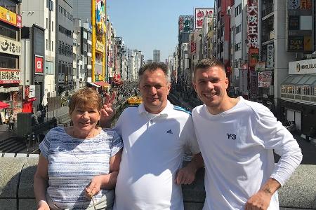 Lukas Podolski zeigt sich auf seinen neuesten Instagram-Bildern ganz familiär Lukas Podolski zeigt sich auf seinen neuesten Instagram-Bildern ganz familiär