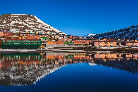 Auf den ersten Blick wirkt Longyearbyen sehr idyllisch. Da möchte man doch gern für immer bleiben. Das geht hier aber gar ni... Auf den ersten Blick wirkt Longyearbyen sehr idyllisch. Da möchte man doch gern für immer bleiben. Das geht hier aber gar ni...
