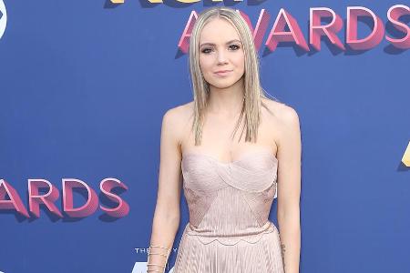 Danielle Bradbery sah in dem Kleid süß aus - und könnte glatt als Braut durchgehen Danielle Bradbery sah in dem Kleid süß aus - und könnte glatt als Braut durchgehen