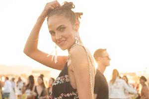 Ein echter Hingucker auf dem Coachella Festival: Elena Carrière