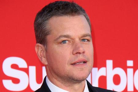 Matt Damon wird zwischen seinen Freunden hin- und hergeschoben Matt Damon wird zwischen seinen Freunden hin- und hergeschoben