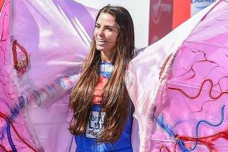Katie Price mit zwei riesigen Lungenflügeln beim London Marathon 2018 Katie Price mit zwei riesigen Lungenflügeln beim London Marathon 2018