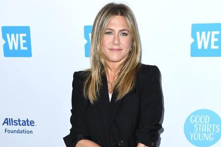 Jennifer Aniston strahlte trotz Handverletzung beim WE Day in Los Angeles Jennifer Aniston strahlte trotz Handverletzung beim WE Day in Los Angeles
