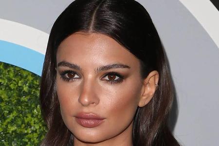 Wer definierte Augenbrauen und glossy Lippen wie Model Emily Ratajkowski möchte, braucht dafür nur etwas Vaseline Wer definierte Augenbrauen und glossy Lippen wie Model Emily Ratajkowski möchte, braucht dafür nur etwas Vaseline