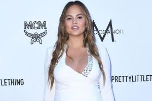 Chrissy Teigen zeigt ihren Babybauch in hautengem Kleid