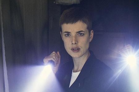 Agyness Deyn mit dunklem Pixie-Cut in Agyness Deyn mit dunklem Pixie-Cut in