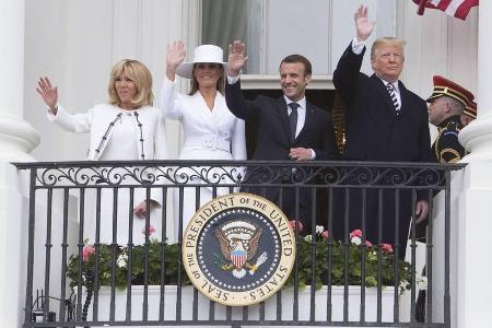 Brigitte Macron (v.l.), Melania Trump, Emmanuel Macron und Donald Trump auf einem Balkon im Weißen Haus Brigitte Macron (v.l.), Melania Trump, Emmanuel Macron und Donald Trump auf einem Balkon im Weißen Haus
