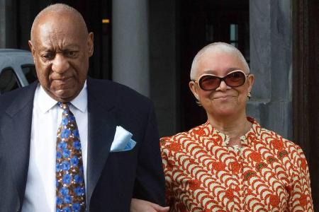Bill Cosby und seine Ehefrau Camille gingen am 24. April gemeinsam ins Gerichtsgebäude Bill Cosby und seine Ehefrau Camille gingen am 24. April gemeinsam ins Gerichtsgebäude