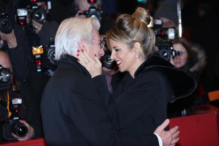 Scheuen sich auch nicht vor Liebesbekundungen auf dem roten Teppich: Richard Gere und Alejandra Silva Scheuen sich auch nicht vor Liebesbekundungen auf dem roten Teppich: Richard Gere und Alejandra Silva