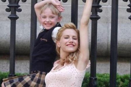Dakota Fanning (l.) und Brittany Murphy am Set von Dakota Fanning (l.) und Brittany Murphy am Set von