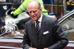 Lässt sich Prinz Philip für Prinz Harry operieren?