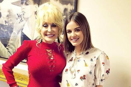 Einmal Dolly Parton (l.) treffen: Für Serien-Star Lucy Hale geht damit ein Wunsch in Erfüllung Einmal Dolly Parton (l.) treffen: Für Serien-Star Lucy Hale geht damit ein Wunsch in Erfüllung