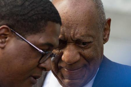 Bill Cosby (r.) mit seinem Sprecher Andrew Wyatt vor dem Gericht Bill Cosby (r.) mit seinem Sprecher Andrew Wyatt vor dem Gericht