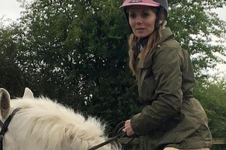 Macht auch im Sattel eine gute Figur: Geri Halliwell Macht auch im Sattel eine gute Figur: Geri Halliwell