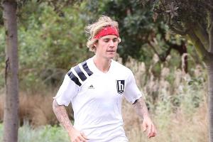Justin Bieber knickt beim Kicken um