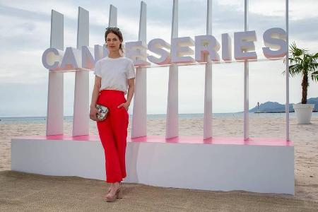 Paula Beer beim Photocall der Jury für das Festival Canneseries Paula Beer beim Photocall der Jury für das Festival Canneseries