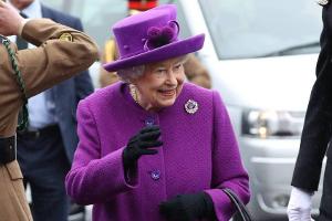 Royale Trendsetterin: Queen Elizabeth II. trägt die Farbe des Jahres