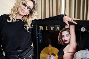 Rita Ora freut sich über ihre beiden Schallplatten