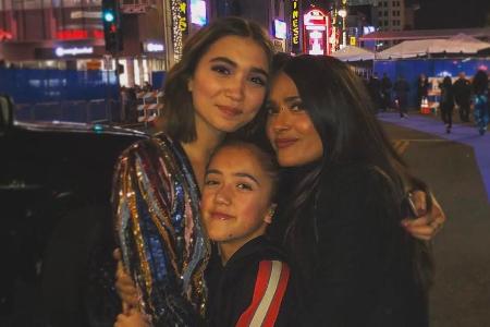 Salma Hayek zusammen mit Rowan Blanchard und ihrer Tochter Valentina Salma Hayek zusammen mit Rowan Blanchard und ihrer Tochter Valentina
