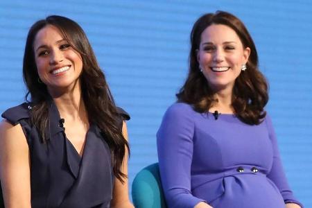 Während sich Meghan Markle (l.) für den öffentlichen Auftritt in ein Designerkleid warf, setzte Herzogin Kate auf Understate... Während sich Meghan Markle (l.) für den öffentlichen Auftritt in ein Designerkleid warf, setzte Herzogin Kate auf Understate...