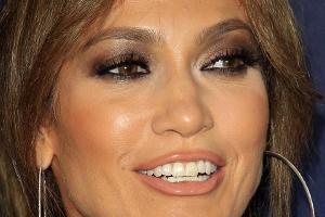 Versace von Kopf bis Fuß: Jennifer Lopez geizt nicht mit ihren Reizen