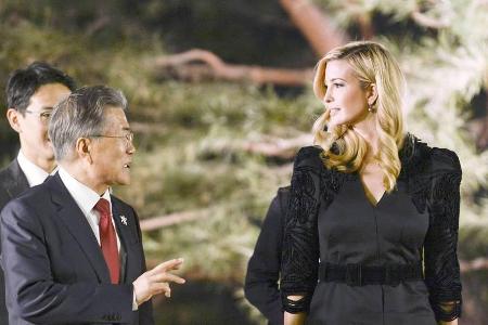 Ivanka Trump mit Südkoreas Präsident Jae-in Moon Ivanka Trump mit Südkoreas Präsident Jae-in Moon