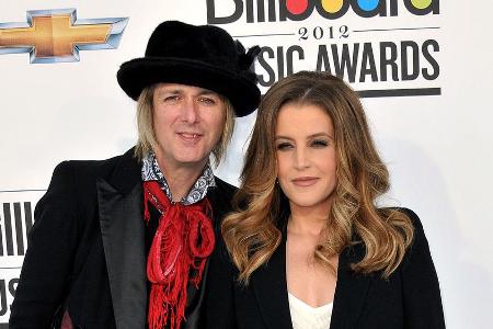 Neben den Finanzproblemen befindet sich Lisa Marie Presley auch noch mitten in der Scheidung von ihrem Noch-Ehemann Michael ... Neben den Finanzproblemen befindet sich Lisa Marie Presley auch noch mitten in der Scheidung von ihrem Noch-Ehemann Michael ...