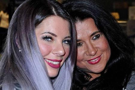 Auf diesem Bild fehlt nur die Katze: Jenny Frankhauser (l.) und Mama Iris Klein Auf diesem Bild fehlt nur die Katze: Jenny Frankhauser (l.) und Mama Iris Klein